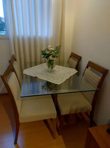 Mesa de jantar com 4 cadeiras 