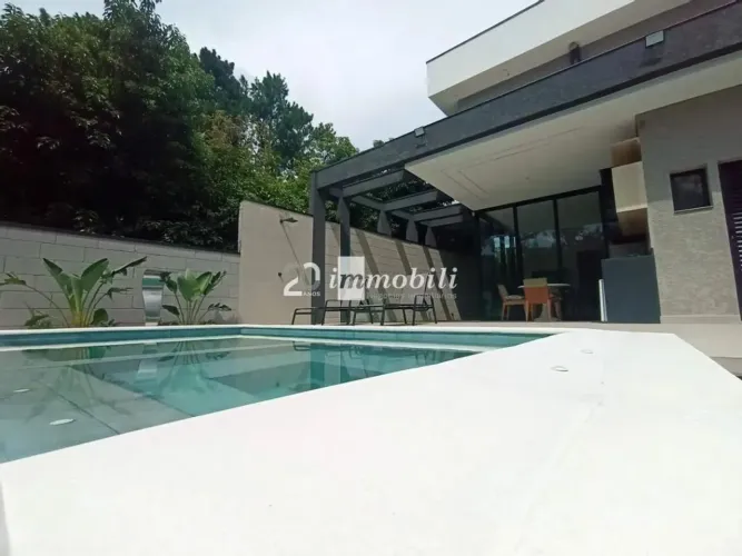 Casa à venda em Cotia, Granja Viana, com 3 suítes, com 193.3 m², Gramado