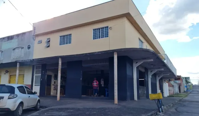Vende-se um prédio na Qd 14 do Setor Leste