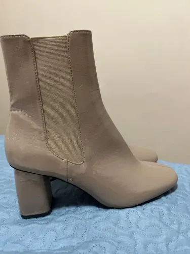 Bota ZARA NOVA Chelsea Bege - Elegância e Conforto