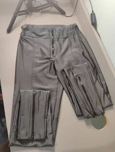 Calça feminina cinza com zíperes