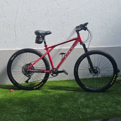 Bicicleta GT Avalanche 27.5" (M) - Customizada: Kit Deore XT 1x11, Susp. a Ar e Rodas MOB