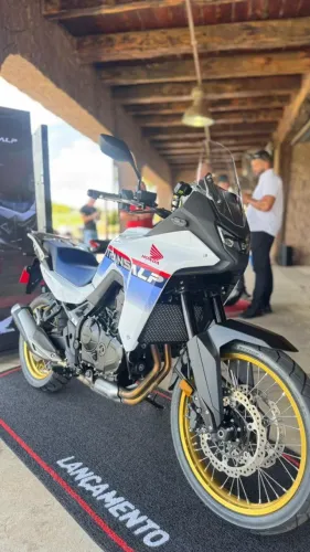 XL750 TRANSALP disponível preta e branca