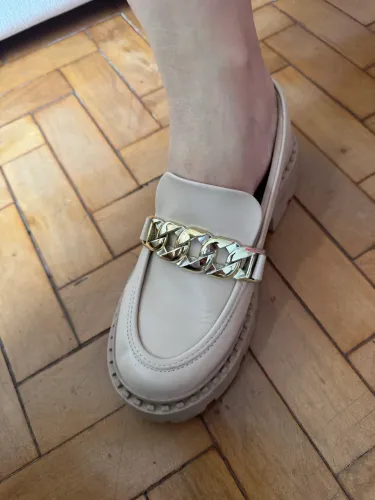 Sapato mocassim tratorado bege