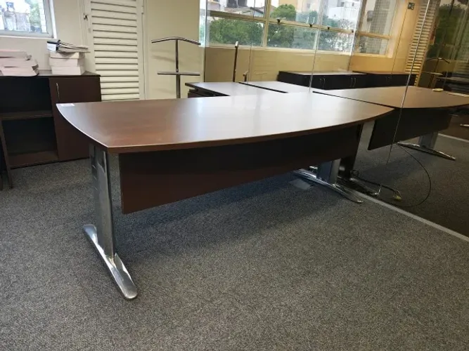 Mesa de escritório com gaveteiro em L - modelo diretor
