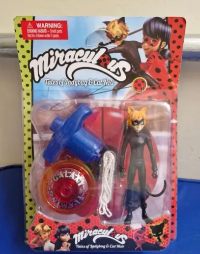 Boneco Miraculous Cat Noir com pião ioiô