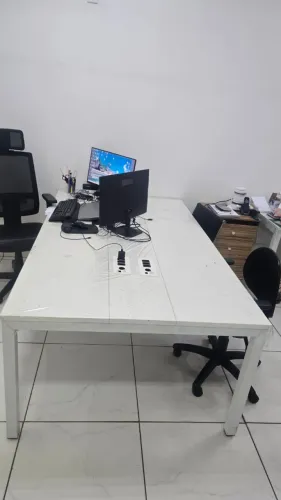 MESA DE REUNIÃO COM TOMADAS IMBUTIDA NA SUPERFICIE 