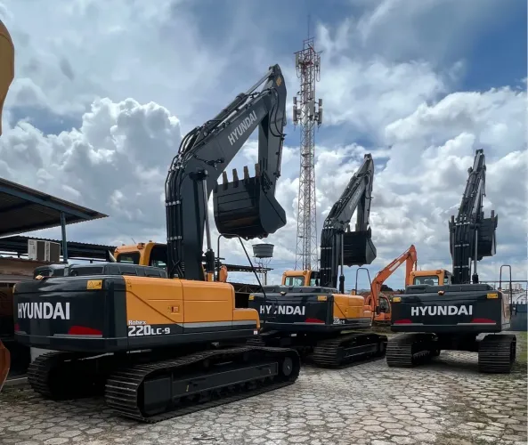 Escavadeira Hyundai R220 ano 2021