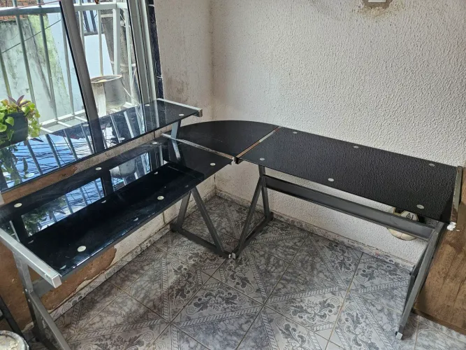 Escrivaninha em L de vidro( Valor negociável)