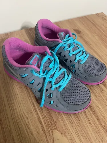 Tênis Nike cinza