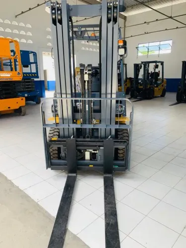 Empilhadeira PLASNOX 2,5t - NOVA<br>