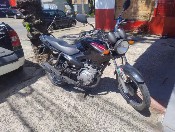 Moto YBR toda revisada! 2 pneus novos !  Tá muito boa a moto! 