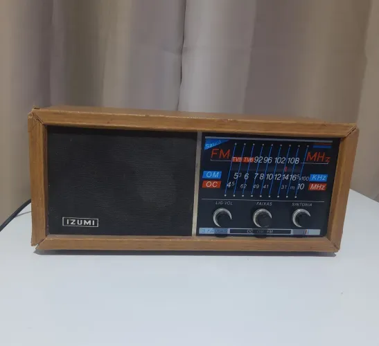 Rádio antigo de madeira reliquia funcionando 