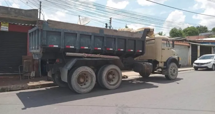 Caminhão Caçamba de 15m3