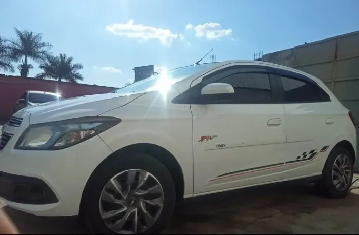 Chevrolet Onix Hatch LT 1.4 8V Flex Power Mec. 4P 2013