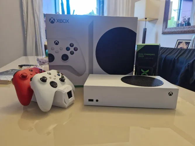 Xbox series S 512Gb + 2 controles + dock de carregamento 