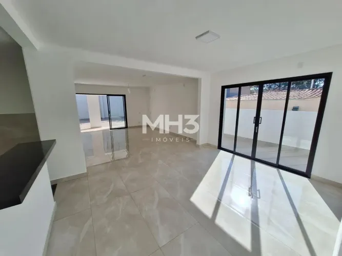 Casa comercial locação, recepção, 5 salas, 1 amplo salão, 7 banheiros, 5 vagas na Nova Cam