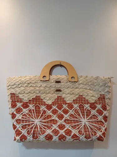 Bolsa de palha artesanal com detalhes em bordado