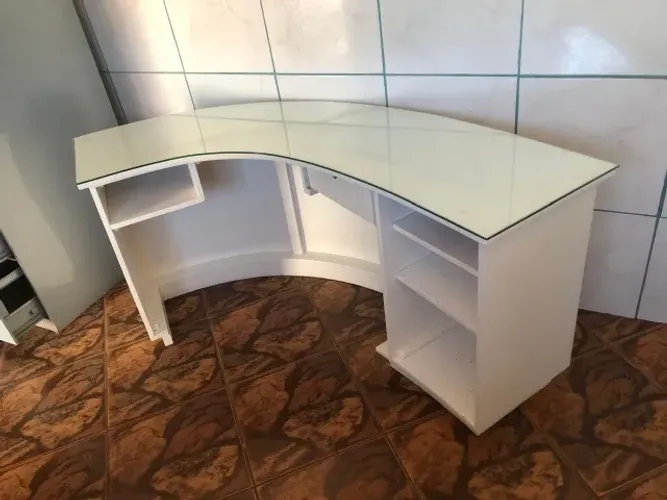 Vende-se balcão laqueado tampo de vidro em formato meia lua comprimento 2mts