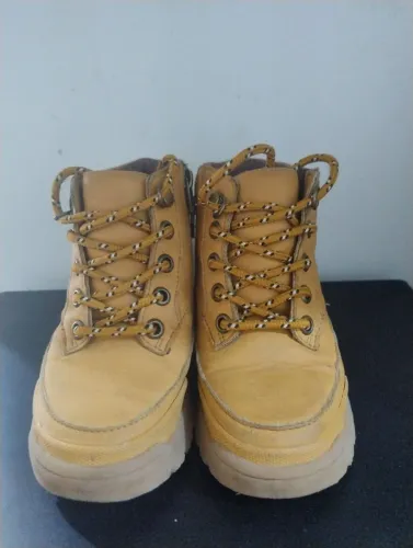 Botas Amarelas - Estilo e Conforto