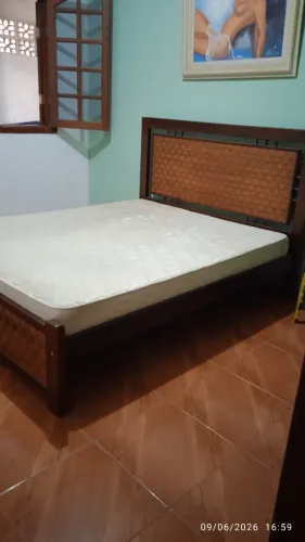 CAMA DE CASAL QUEEN SIZE LINDA, EM MADEIRA MACIÇA! MUITO RESISTENTE E CONSERVADA!