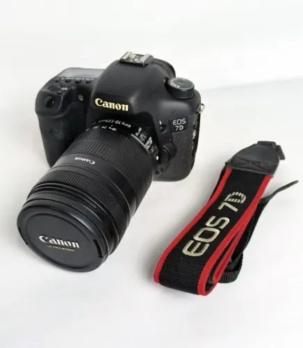 Canon 7D DSLR (corpo)