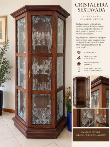 Cristaleira Sextavada em Madeira e Vidros Decorados - R$ 3.000
