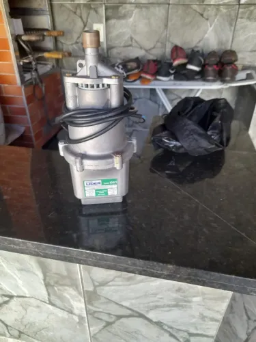 Bomba d`água submersa cisterna