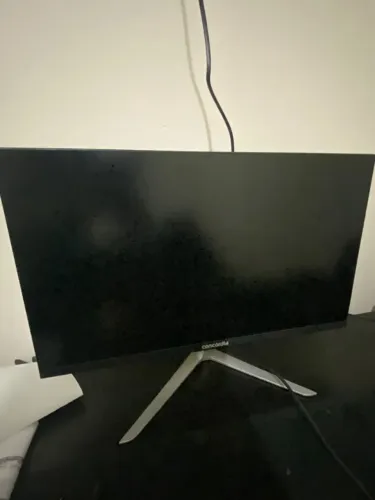Monitor da marca Concórdia com design no ultrafino e bordas finas.