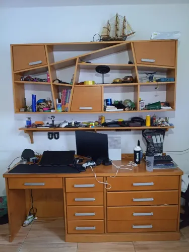 Mesa de estudo + estante diferenciada de madeira original