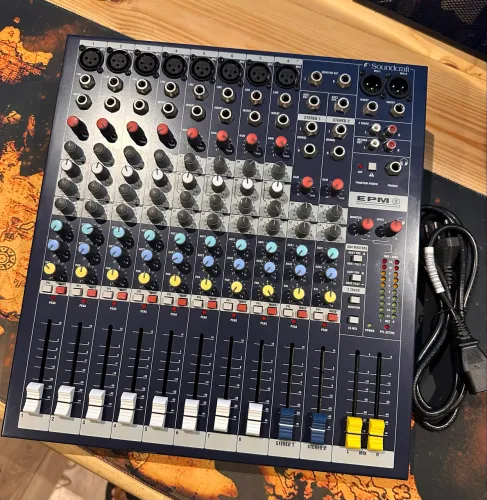 Mesa de som soundcraft EPM 8