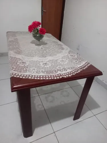 Mesa de madeira com tampo de vidro