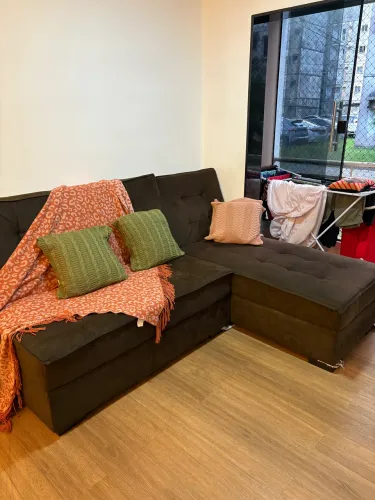 Sofá com cheise é que vira cama 
