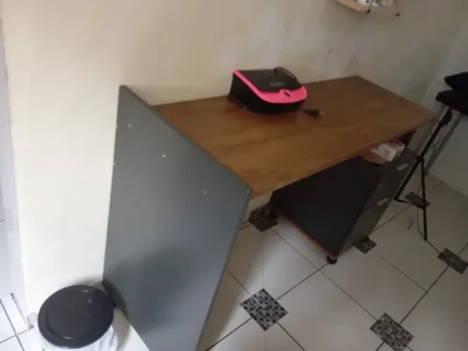 Mesinha de escritório com duas gavetas de rodinha