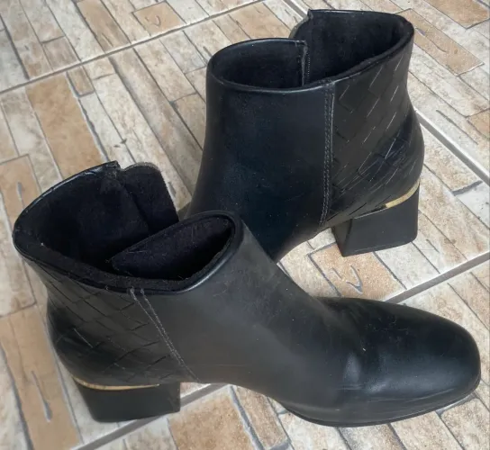 Bota meio cano com zíper - TAM 36
