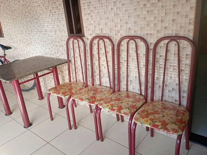 Mesa com quatro cadeiras de ferro em excelente estado. dispenso curiosos 270 R$