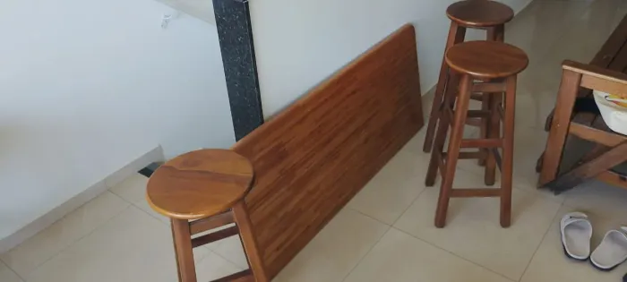 Bancada e 3 banquetes de madeira maciça. 1,40cm de comprimento e 0,60cm de largura