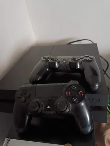 Playstation 4 Slim + controles + 3 jogos