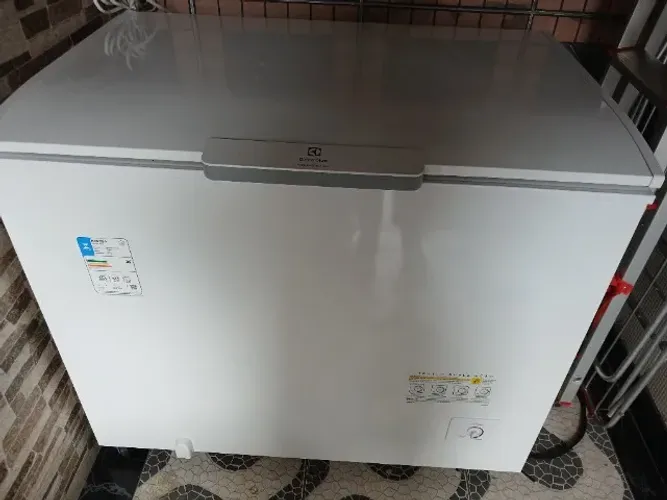 Freezer Horizontal Electrolux de 315 Litros. Modelo com tecnologia SmartBivolt e Inverter.