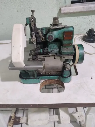 Marquina de overlock com mesa