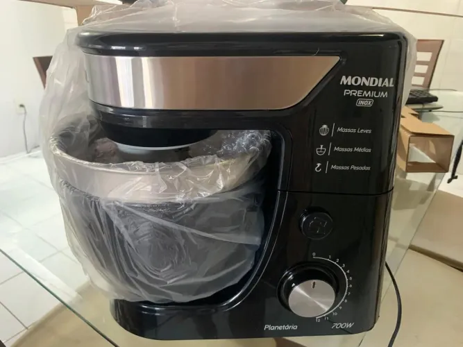 Batedeira planetária 700W com duas tigelas, 3 batedores e 2 espátulas. NOVA na caixa