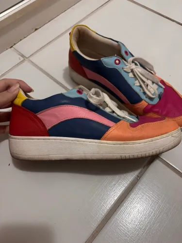Tênis colorido