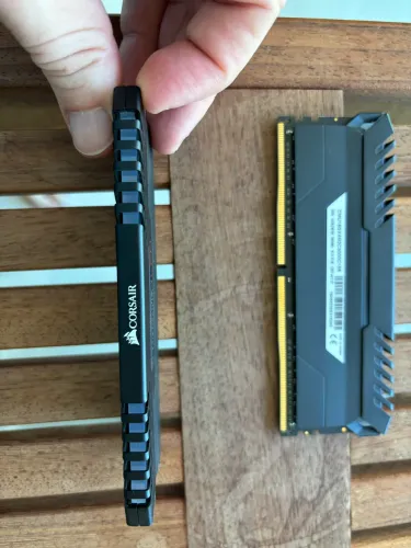 Kit de memória VENGEANCE® LED 16 GB (2 x 8 GB) DDR4 DRAM 3000 MHz C15 - LED Vermelho