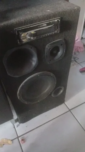 Caixa de som funciona na luz e na bateria obs: a bateria nao vai junto