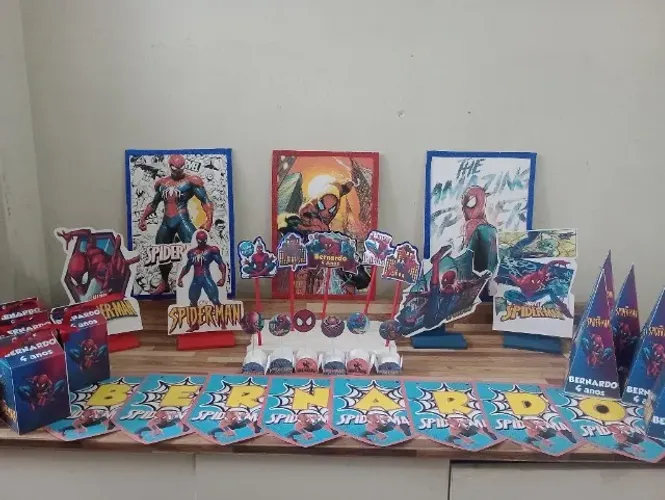 Kit decoração "Só um bolinho" ( com + de 80 peças) tema: O Homem Aranha