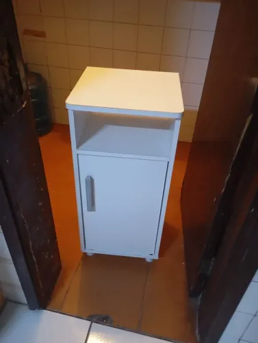 Armário para bebedouro, com porta garrafa ao novo, cor branco já montado