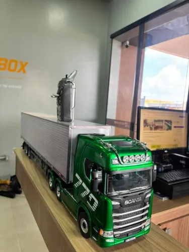  SCANIA + CARRETA BAÚ DE CONTROLE REMOTO