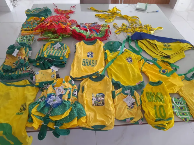 Roupinhas e acessórios de pet para copa e são João. Kit com 50 peças.