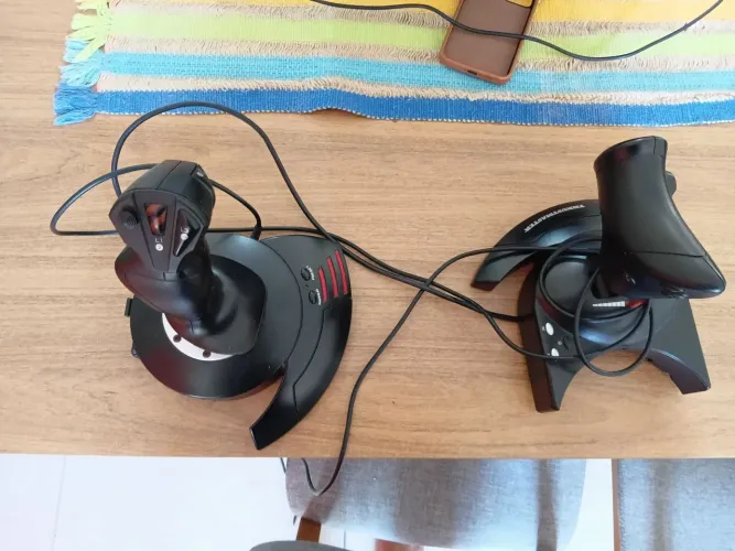 Thrustmaster joystick para jogo