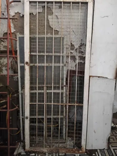 Porta de ferro resistente no estado barbada 2,11 por 87cm